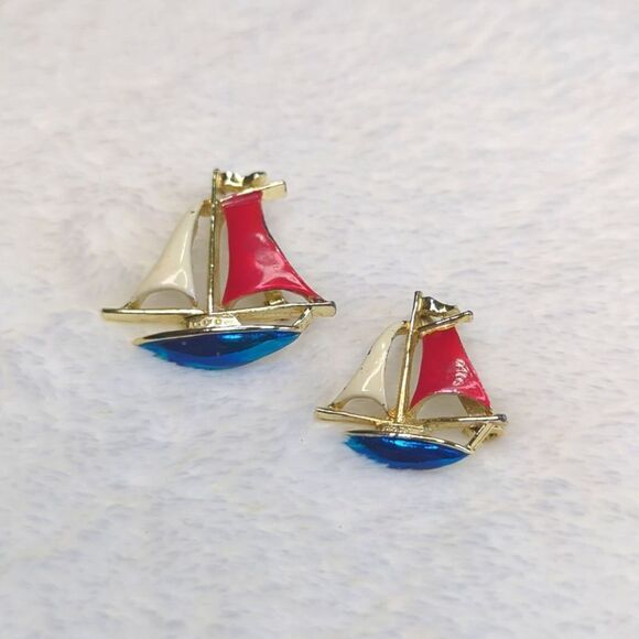 Vintage Gerry's 1980's Goldtone and Enamel Sailboat Scatter Pins/Brooches - Picture 2 of 11